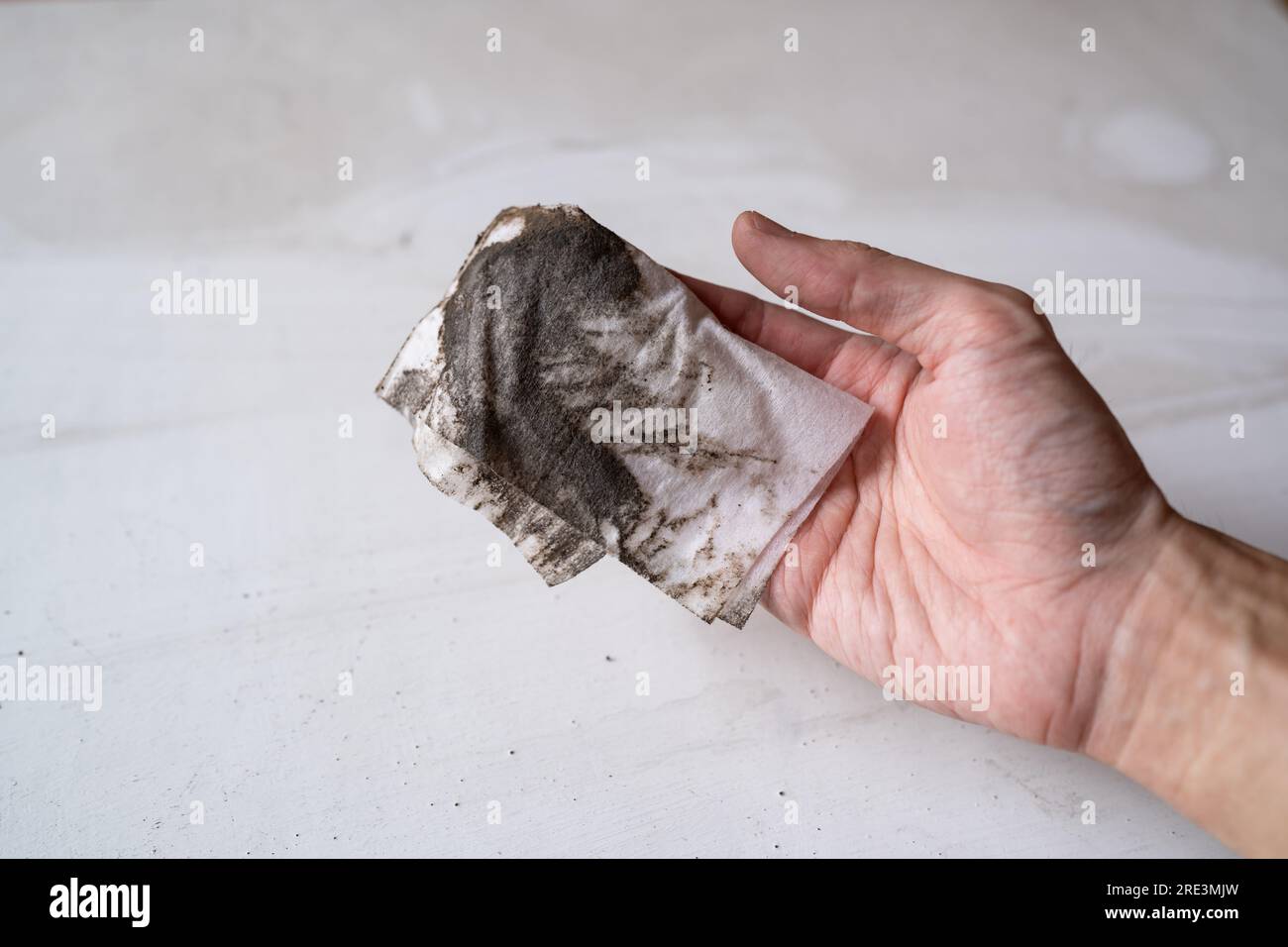 Rimuovere la polvere dal pavimento con carta vetrata Foto Stock