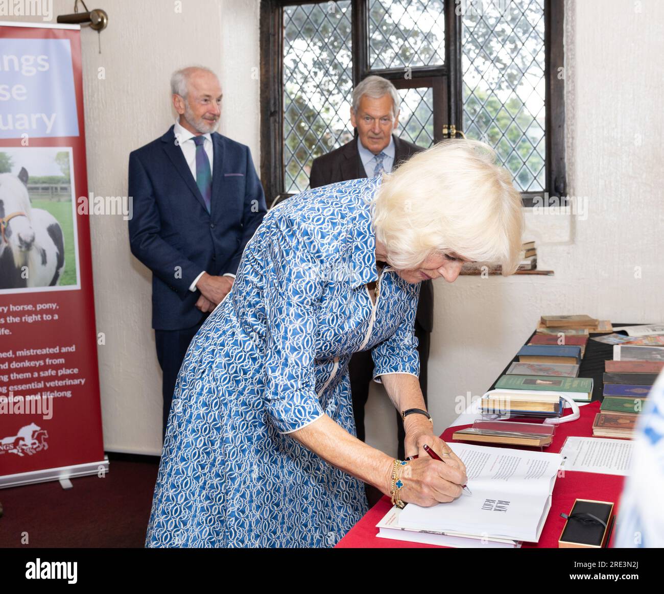 Sua Maestà la Regina Camilla firma l'ultima pubblicazione di Black Beauty durante la sua visita alla casa dell'autrice di Black Beauty Anna Sewell. Foto Stock