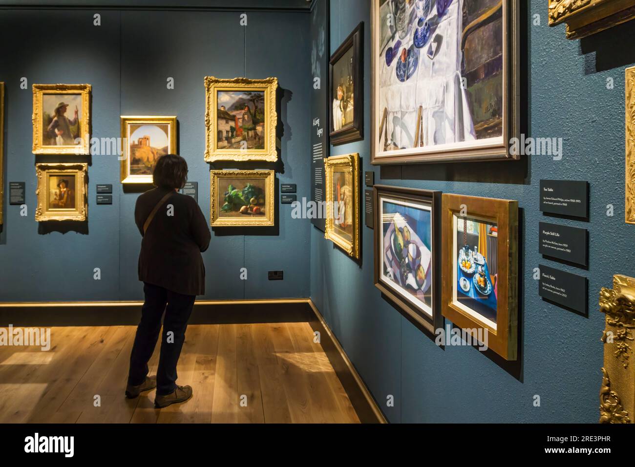 Un visitatore che guarda i dipinti in una delle gallerie della Stirling Smith Art Gallery and Museum. Foto Stock