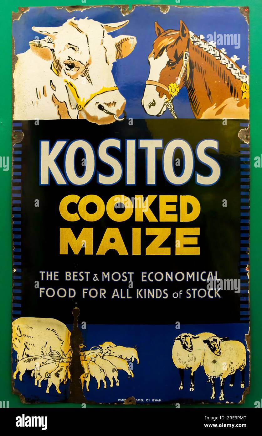 Un vecchio cartello in metallo smaltato che pubblicizza il mais cotto Kositos, cibo per brodo. Foto Stock