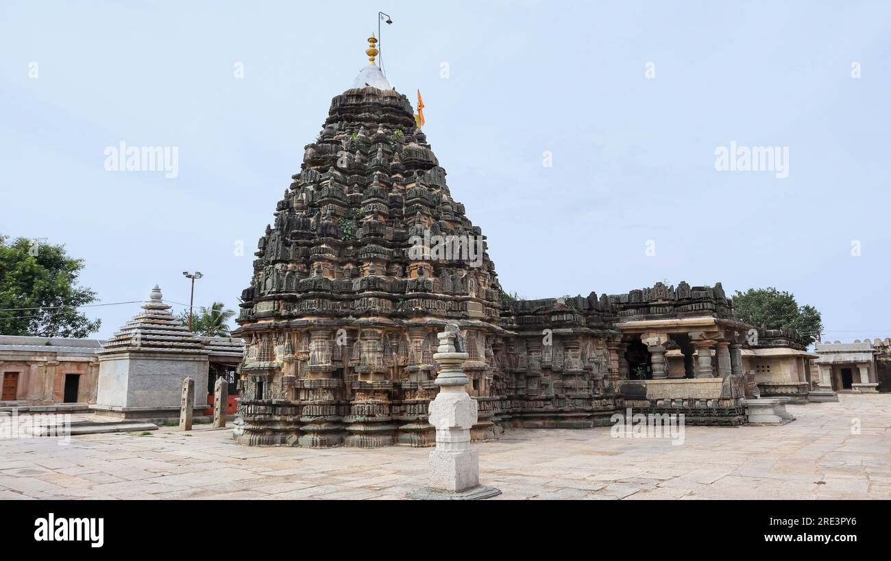 INDIA, KARNATAKA, GADAG, giugno 2023, Tourist at Shri Someshwara Temple Complex, XI secolo Ancient Temple, Lakshmeshwar Foto Stock