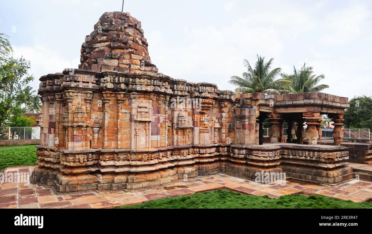 Vista del Tempio Banashankari costruito in arenaria, costruito nell'XI secolo, Amargol, Hubli, Karnataka, India Foto Stock
