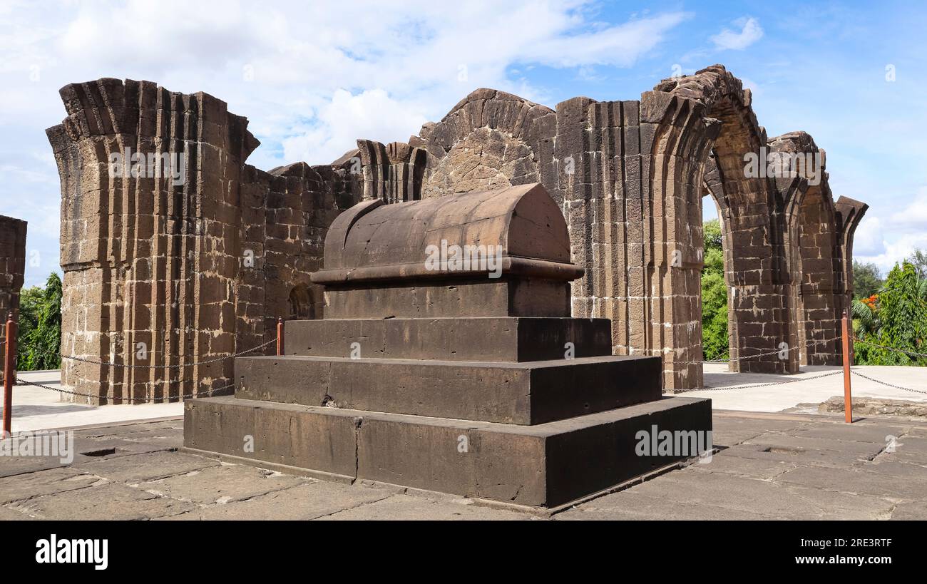 Tomba all'interno del Bara Kaman, Mausoleo incompiuto di Ali Adil Shah II, Vijayapur, Karnataka, India Foto Stock