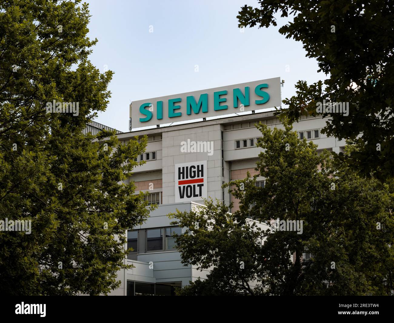 Siemens e Highvolt Prüftechnik in un edificio industriale. Entrambe le aziende operano nel campo della tecnologia e delle soluzioni per l'alimentazione. Foto Stock