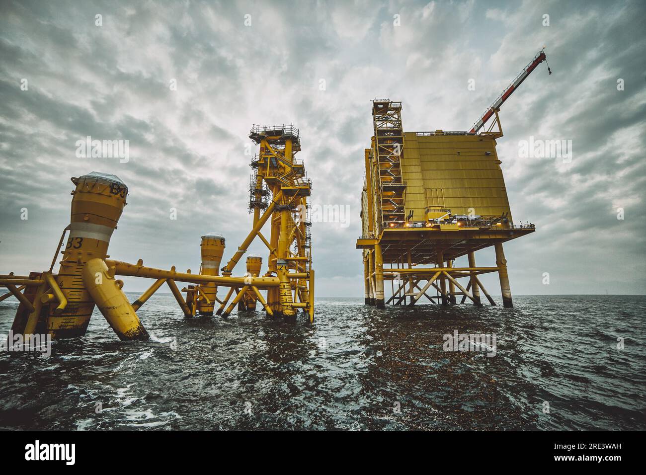 Processo di installazione di centrali eoliche offshore in mare su telai in acciaio. Foto Stock