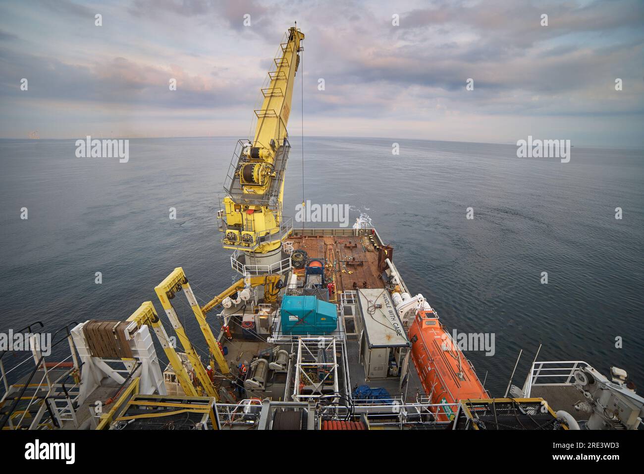 Vista del ponte principale della nave offshore con gru e container. Posizionamento dinamico dell'imbarcazione in funzione. Gru offshore. I sommozzatori supportano il ponte principale della nave. Foto Stock