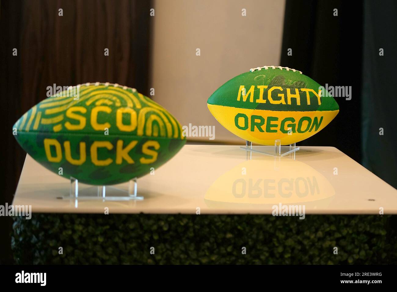 Palloni da calcio con logo Oregon Ducks durante il Media Day del PAC-12 al Resort World, venerdì 21 luglio 2023, a Las Vegas. (Gerome Wright/immagine dello sport) Foto Stock