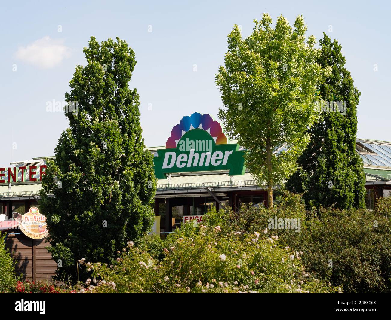 Logo Dehner della catena di vendita al dettaglio tedesca per la fornitura del giardino. I principali prodotti relativi al giardinaggio al lavoro e al miglioramento domestico e alle piante. Foto Stock