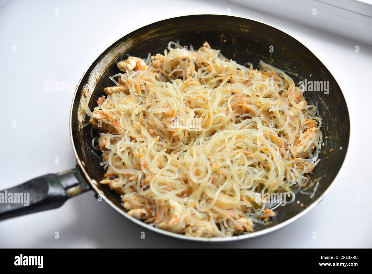 Noodles coreani con spezie e carne da vicino. Cibo da buongustai Foto stock  - Alamy