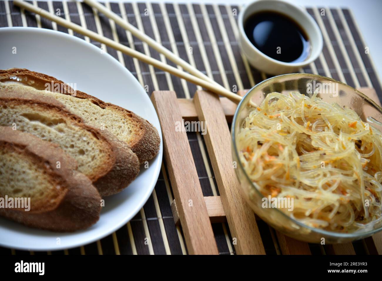 Spaghetti di riso coreani con carne e spezie. Tagliatelle con salsa e pane. Noodle Stick. Foto Stock