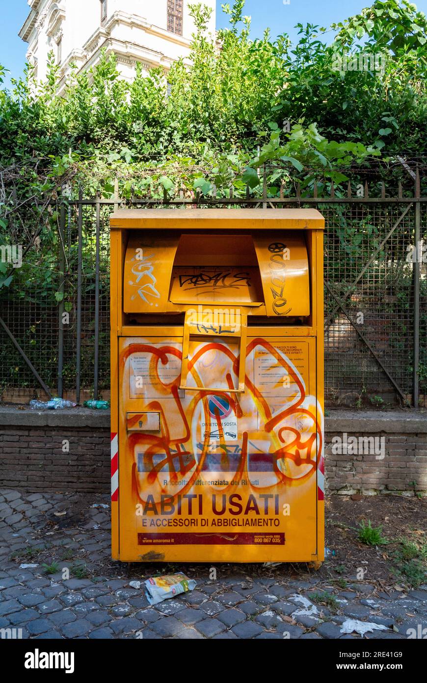 Roma, Lazio, Italia, Una scatola di riciclo per l'abbigliamento di Roma in strada. Foto Stock