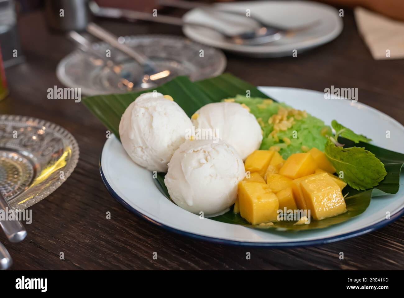 Riso appiccicoso con mango servito con gelato al cocco Foto Stock