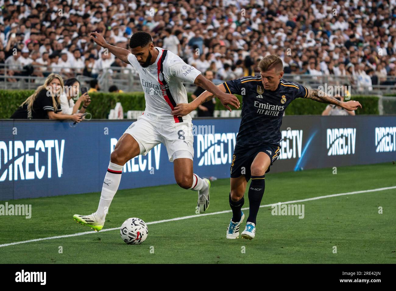 Il centrocampista del Milan Ruben Loftus-Cheek (8) e il centrocampista del Real Madrid Toni Kroos (8) combattono per il possesso durante il Soccer Champions Tour, domenica, Foto Stock