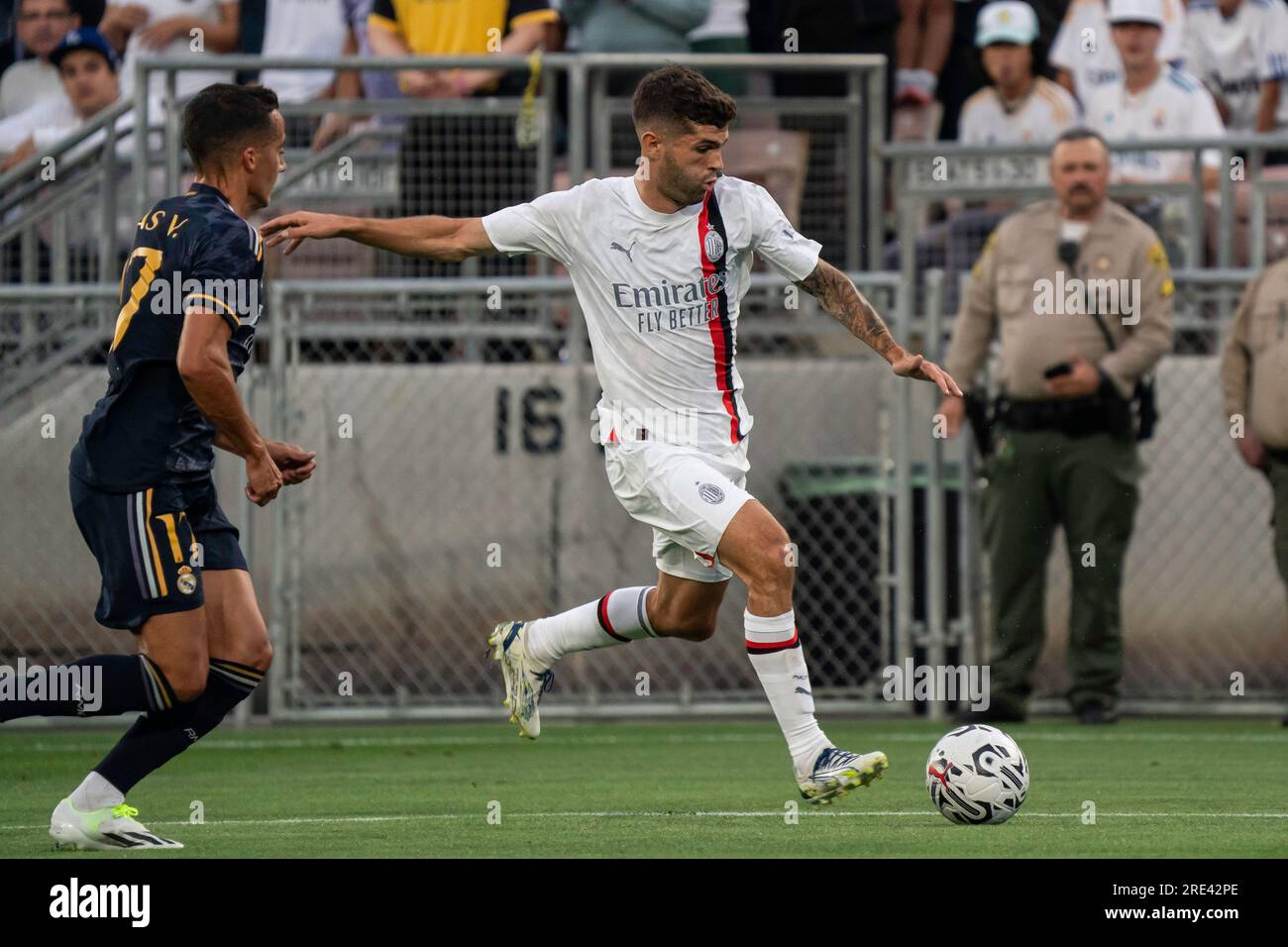 L'attaccante del Milan Christian Pulisic (11) è difeso dal centrocampista del Real Madrid Lucas Vázquez (17) durante il Soccer Champions Tour, domenica 23 luglio 20 Foto Stock