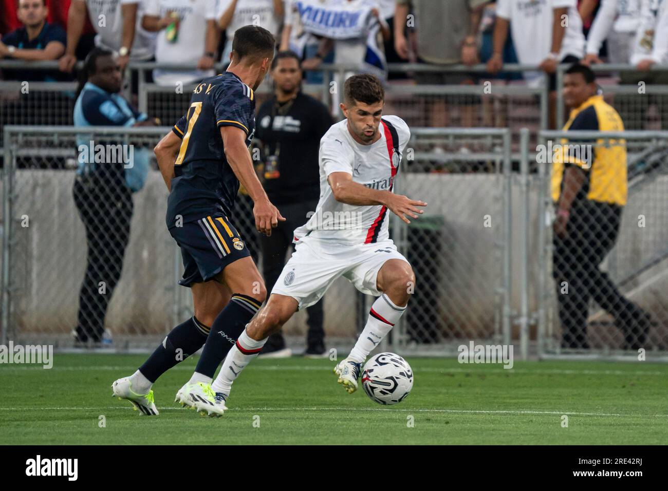 L'attaccante del Milan Christian Pulisic (11) è difeso dal centrocampista del Real Madrid Lucas Vázquez (17) durante il Soccer Champions Tour, domenica 23 luglio 20 Foto Stock