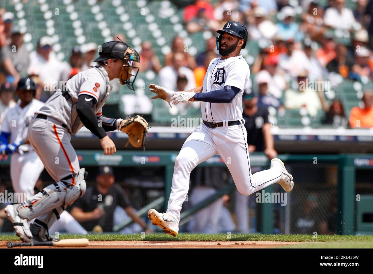 il centrocampista dei Detroit Tigers Riley Greene (31) segnò un punto nel primo inning su un singolo del first baseman Spencer Torkelson (20) durante una regu della MLB Foto Stock