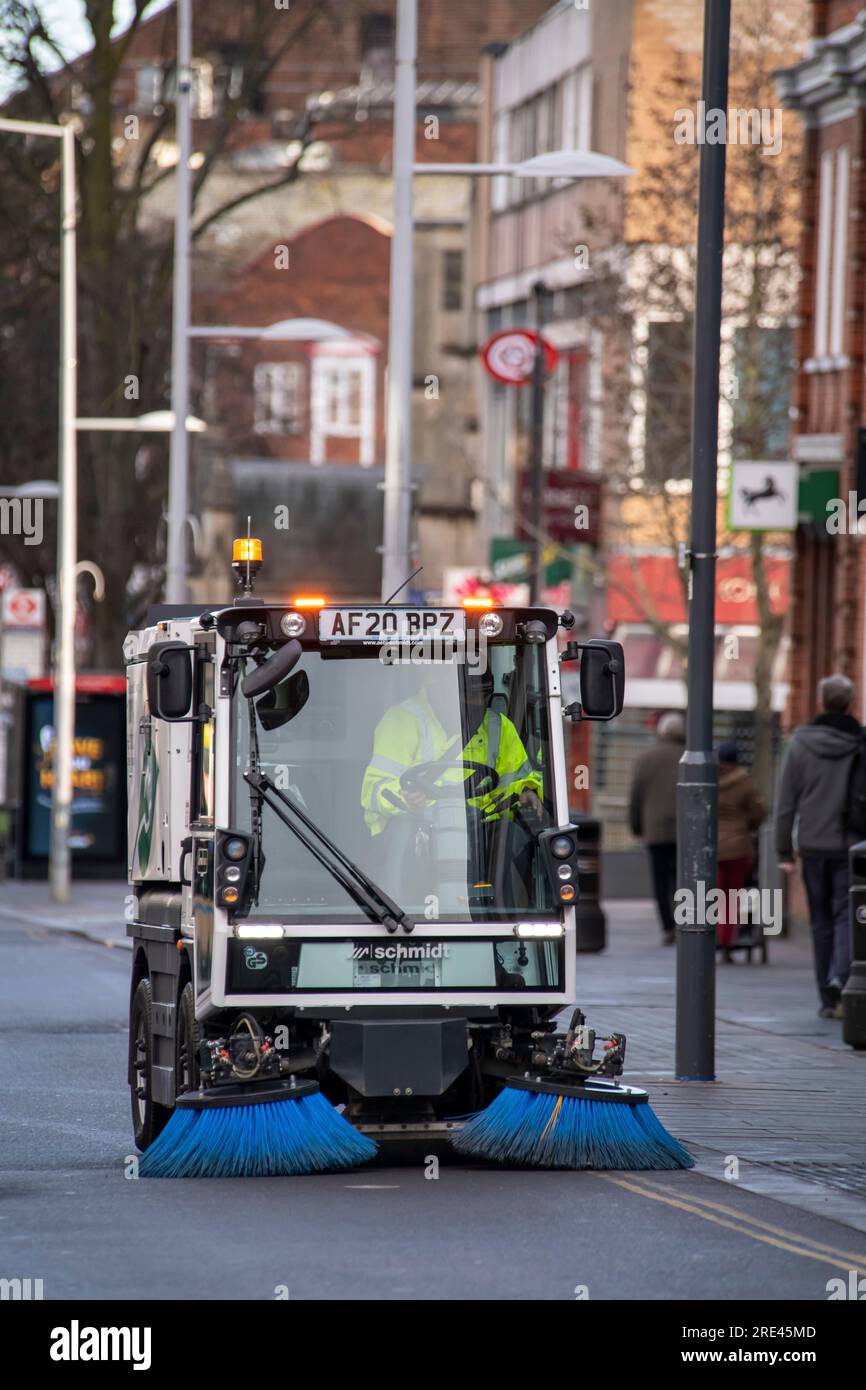 Spazzatrice stradale elettrica del produttore Aebi Schmidt in Harrow Streets febbraio 2022 Foto Stock