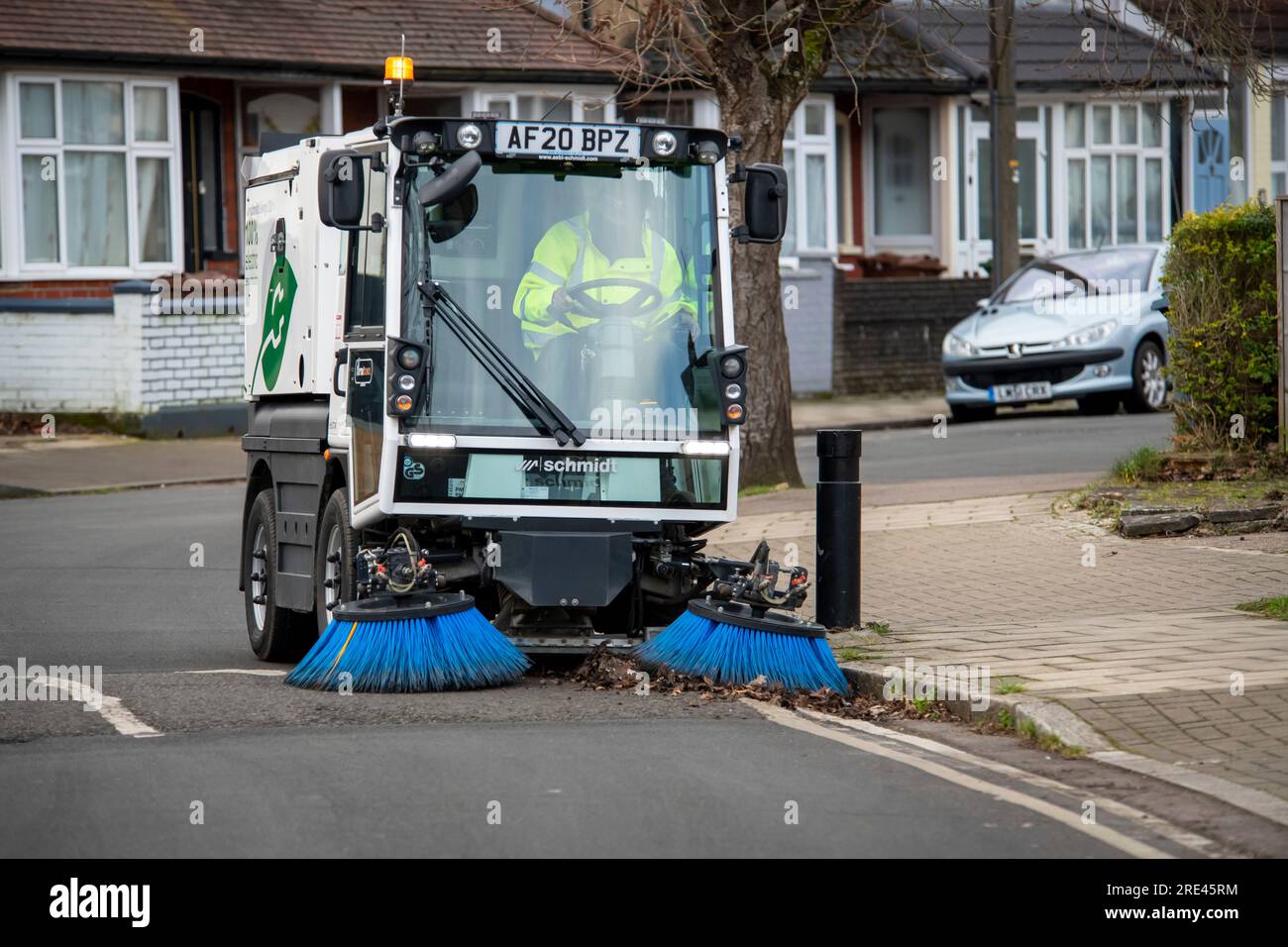 Spazzatrice stradale elettrica del produttore Aebi Schmidt in Harrow Streets febbraio 2022 Foto Stock