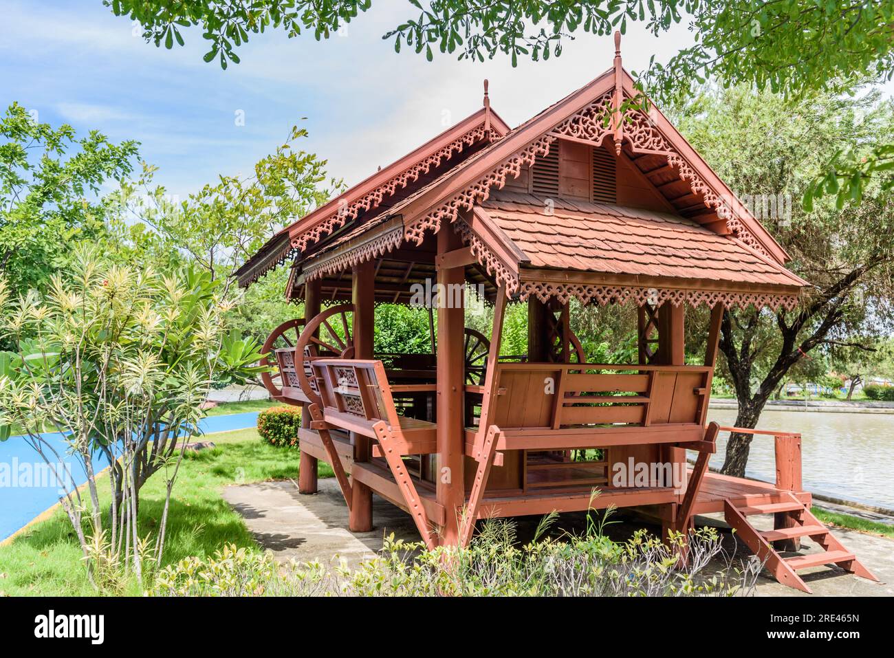 Padiglione in legno in un bellissimo parco Foto Stock