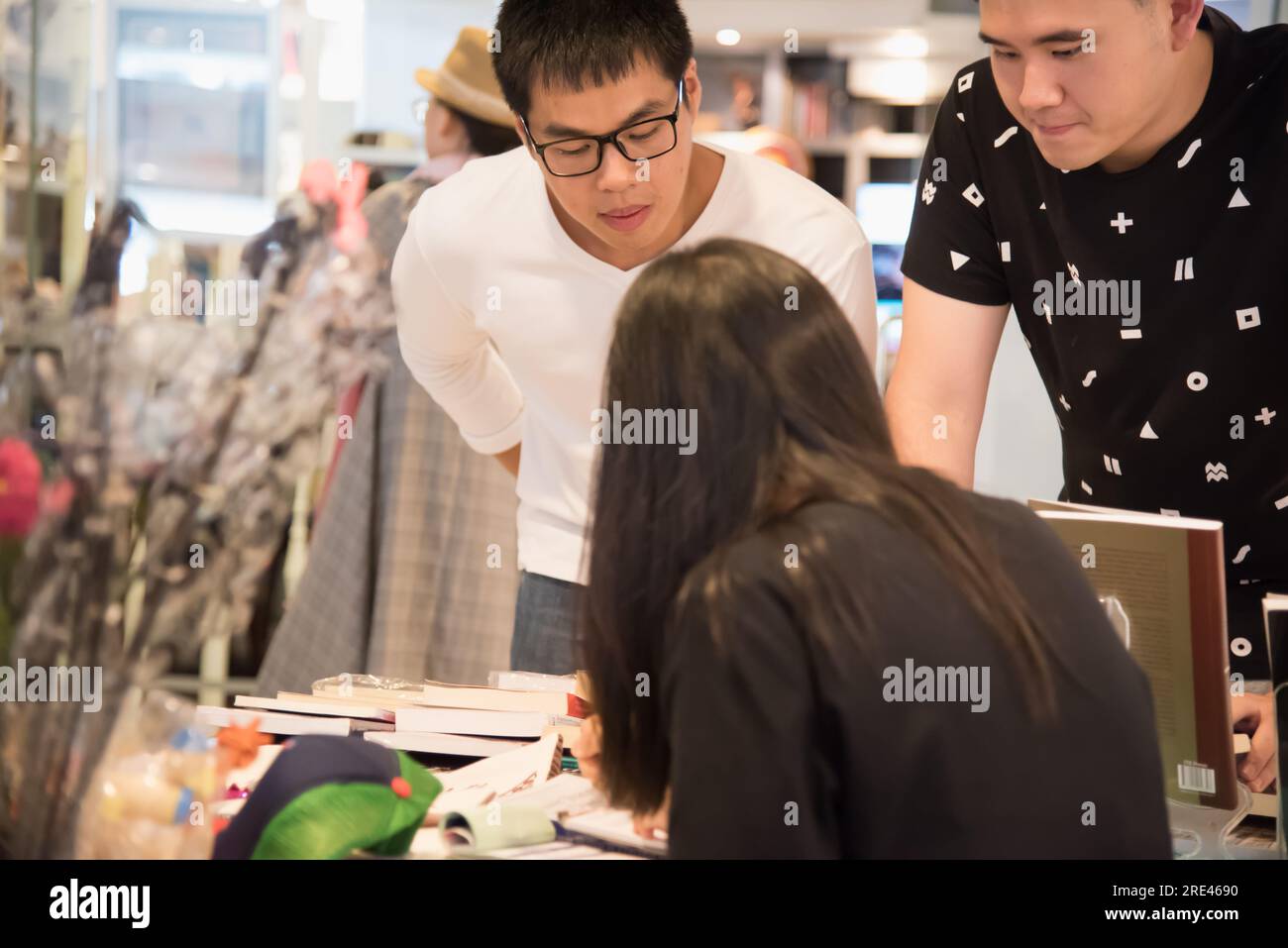 Due asiatico interessante per comprare un libro dal venditore, Bangkok, Thailandia 7 ottobre 2017 Foto Stock