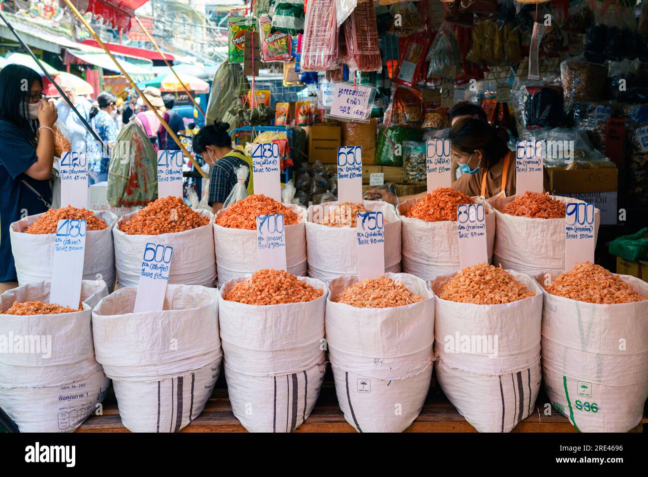 Un negozio di gamberetti secchi in un mercato dove venditori e clienti indossano maschere protettive.Bangkok, Thailandia 13 giu 2563 Foto Stock