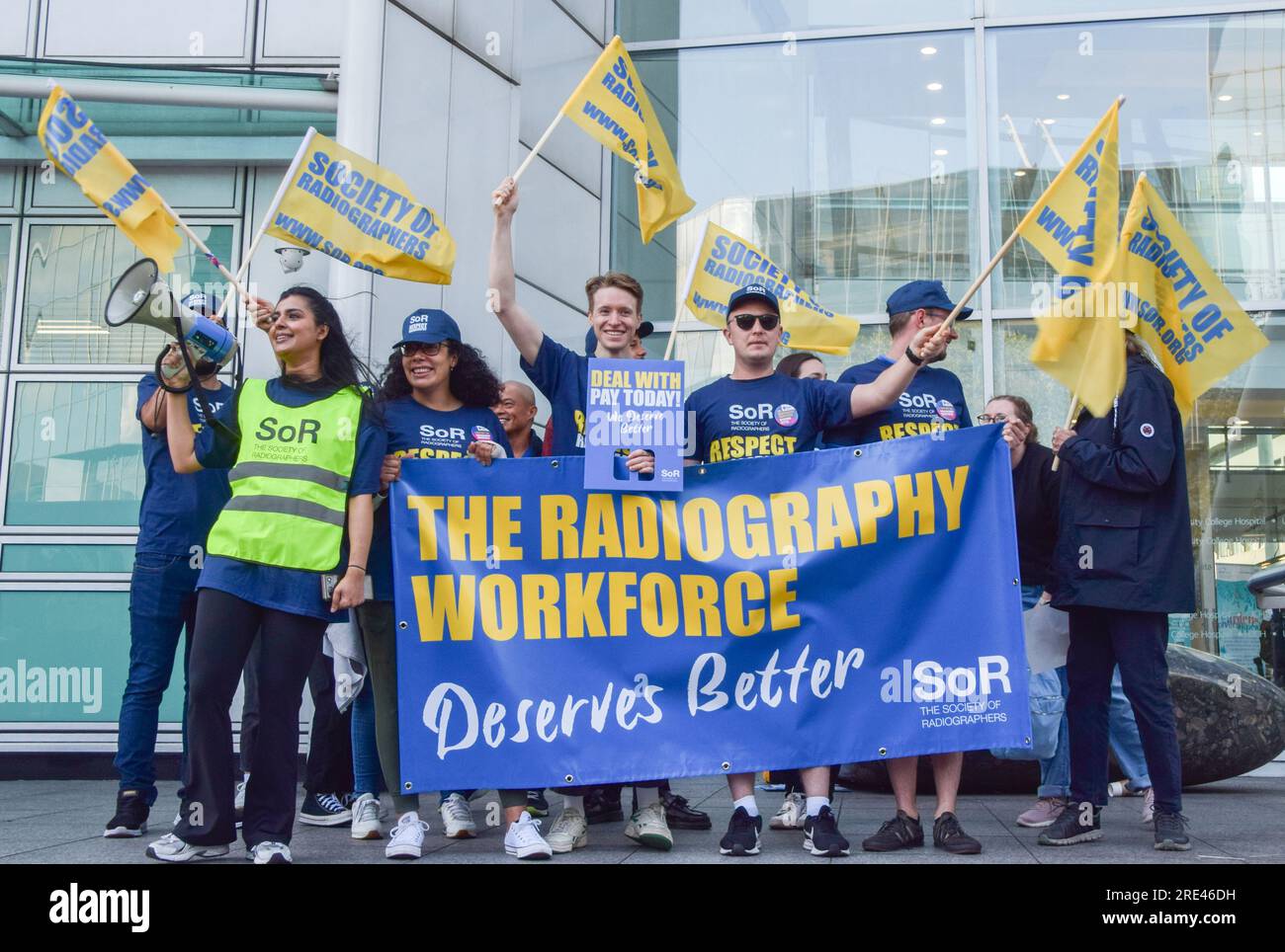 Londra, Regno Unito. 25 luglio 2023. I membri della Society of Radiographers (SOR) si trovano al picchetto fuori dall'University College Hospital mentre i radiografi in Inghilterra iniziano il loro sciopero sulla paga. Credito: Vuk Valcic/Alamy Live News Foto Stock