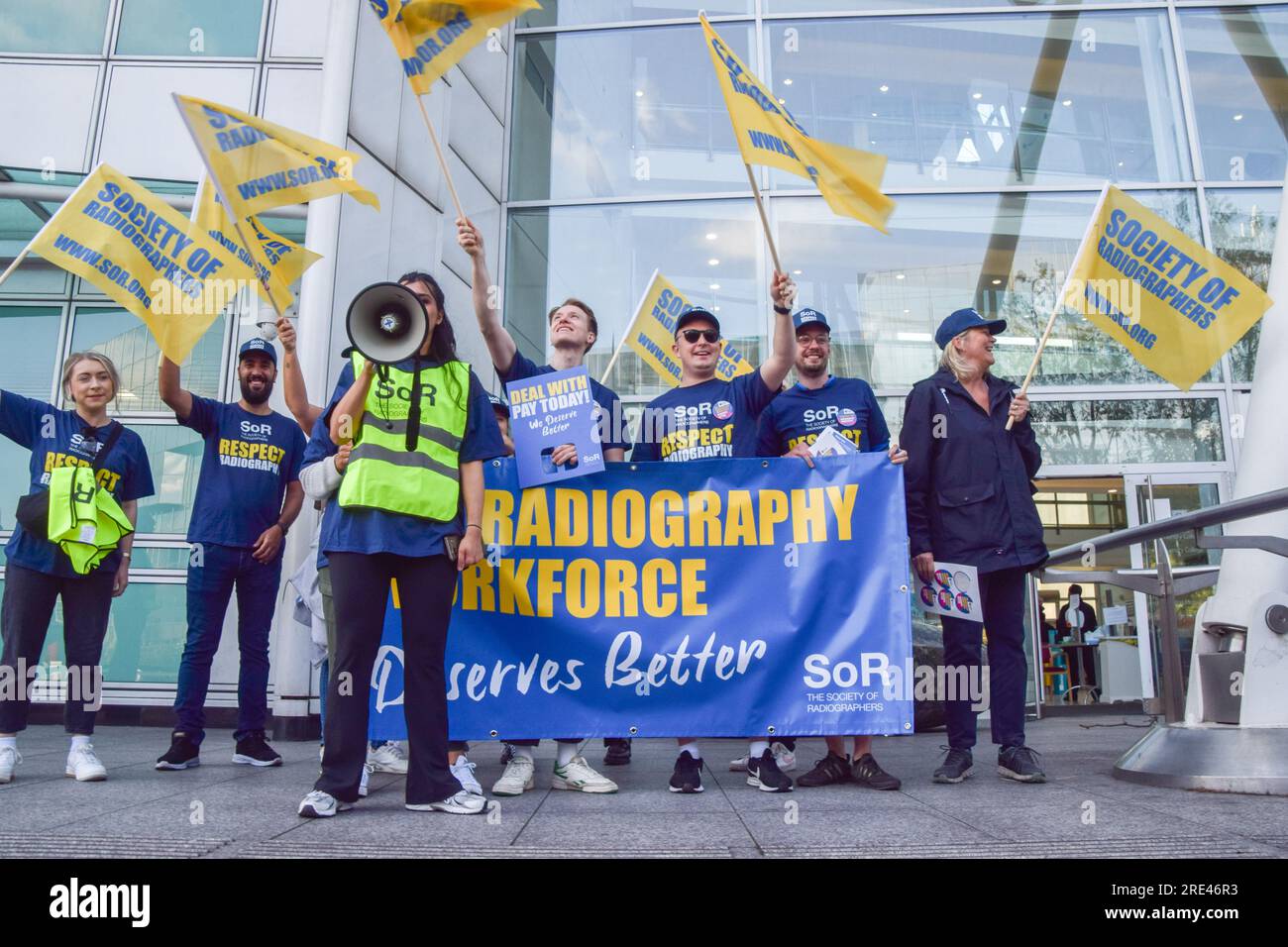 Londra, Regno Unito. 25 luglio 2023. I membri della Society of Radiographers (SOR) si trovano al picchetto fuori dall'University College Hospital mentre i radiografi in Inghilterra iniziano il loro sciopero sulla paga. Credito: Vuk Valcic/Alamy Live News Foto Stock