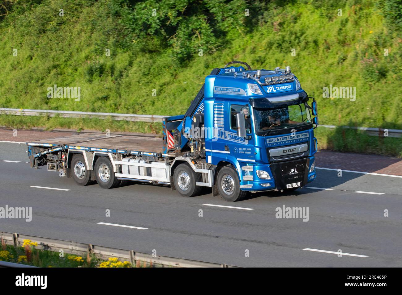 JPL HAULAGE Ltd, noleggio Hiab e caricatore basso DAF CF a velocità sostenuta sull'autostrada M6 a Greater Manchester, Regno Unito Foto Stock