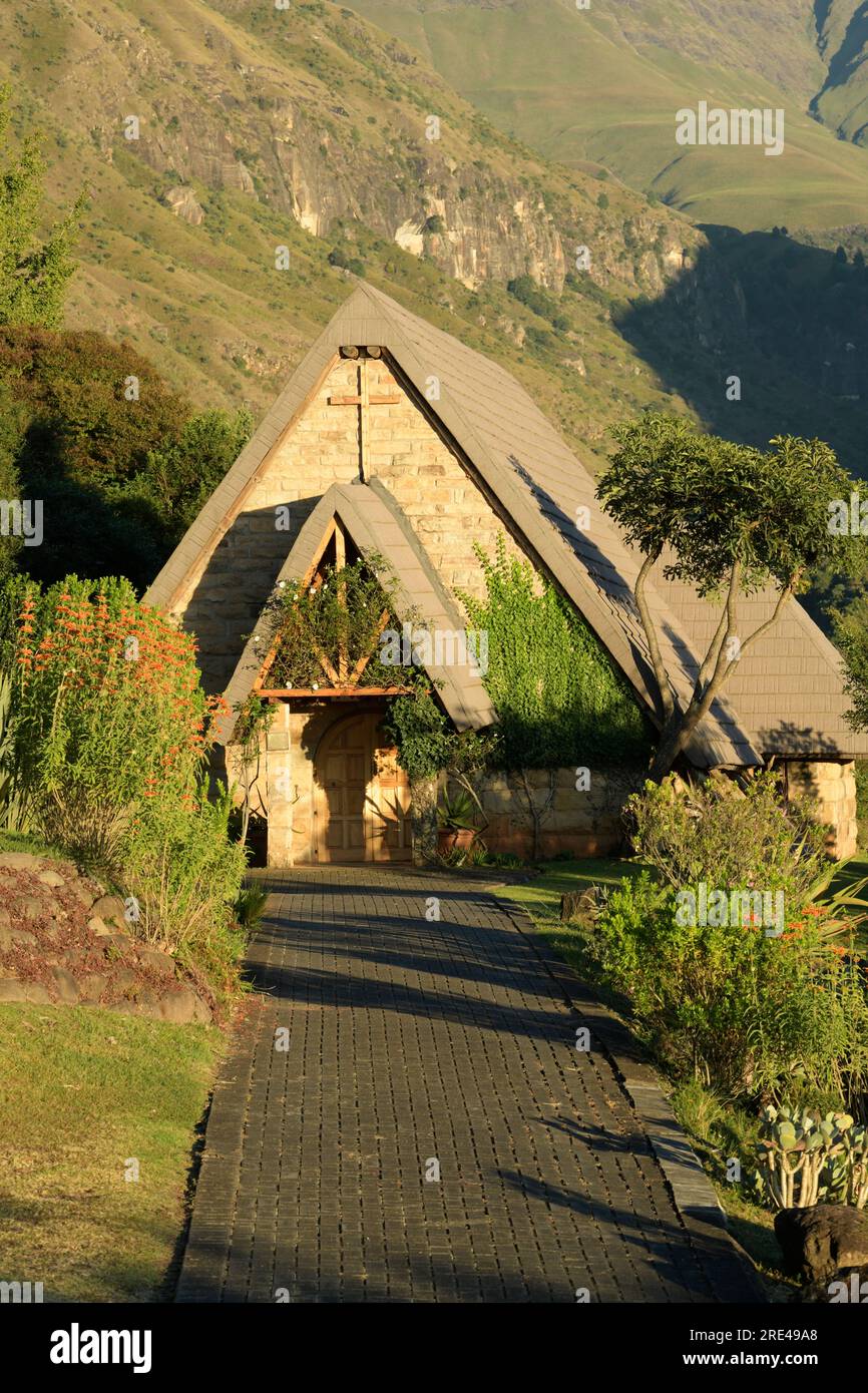 Edificio della chiesa presso il Cathedral Peak hotel, KwaZulu-Natal, Sudafrica, splendida location per matrimoni in campagna, luogo per viaggi di matrimonio, Drakensberg Foto Stock