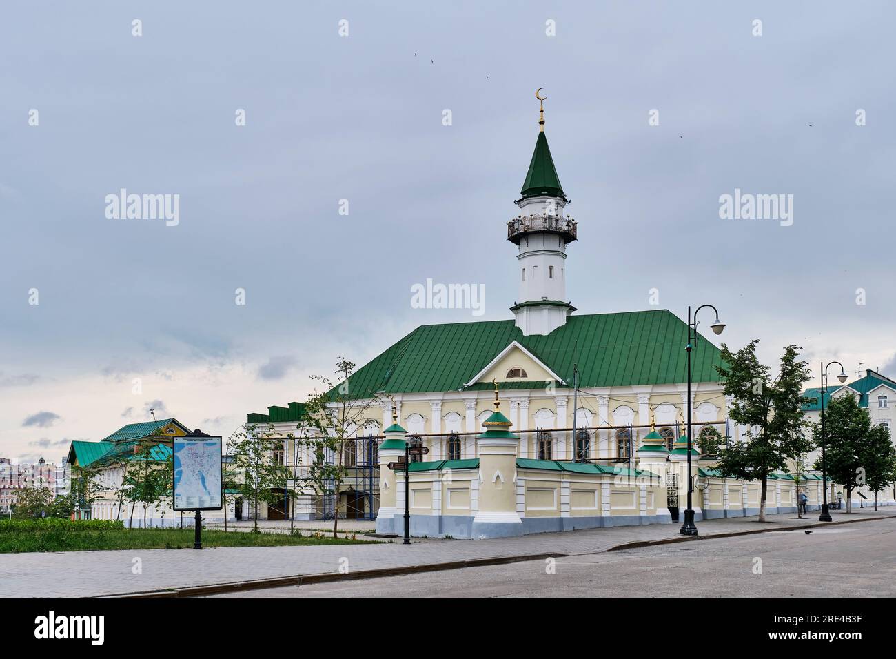 Kazan, Russia - 10 giugno 2023: Moschea al Marjani del 18° anno, esempio di architettura tatara tradizionale. Antico insediamento tataro, strada pedonale di Nasyri. S Foto Stock