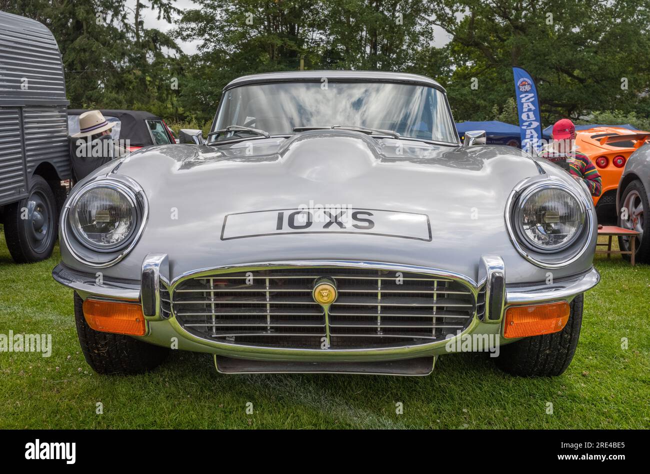 La parte anteriore di una vettura sportiva e-Type Jaguar serie 3 argentata dei primi anni '1970 con un motore V-12 da 5,3 litri in mostra in una mostra di auto d'epoca a Storrington, West Foto Stock