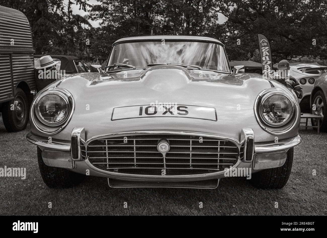 La parte anteriore di una vettura sportiva e-Type Jaguar serie 3 argentata dei primi anni '1970 con un motore V-12 da 5,3 litri in mostra in una mostra di auto d'epoca a Storrington, West Foto Stock