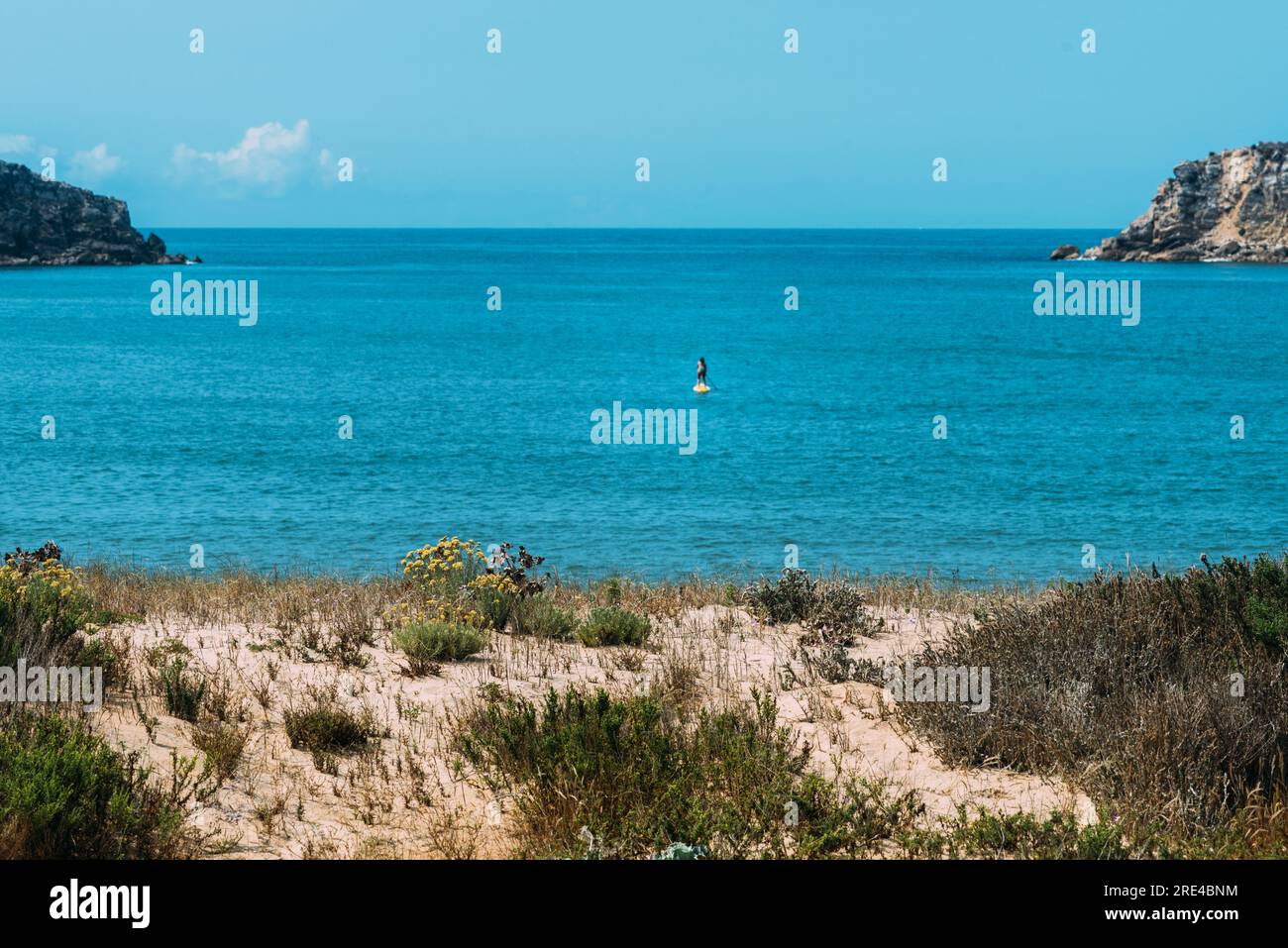 Persona in pagaia Standup presso la baia di Sao Martinho do Porto, Portogallo Foto Stock