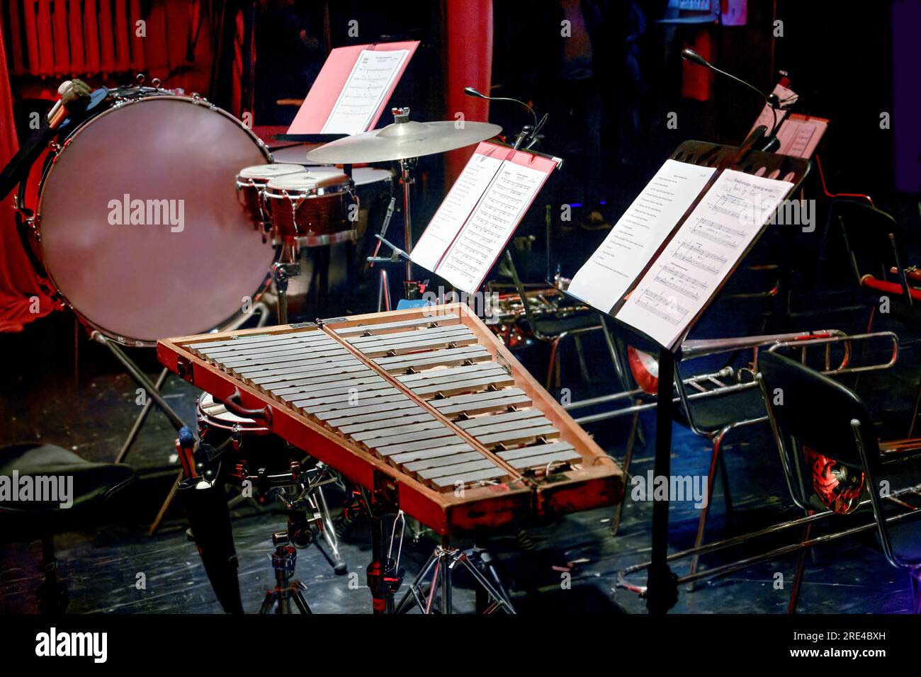 Immagine di un grande tamburo e glockenspiel di un'orchestra sinfonica Foto Stock