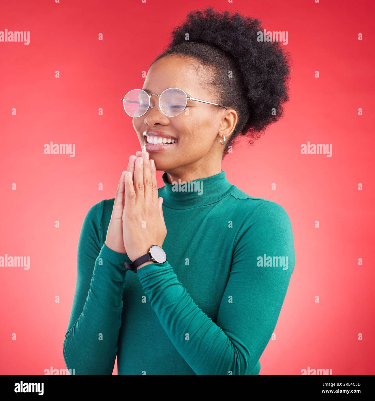 Preghiera, grazie e donna nera in studio felice, sollievo, fede e speranza su sfondo rosso. Benedizione, gratitudine e sorriso africano Foto Stock