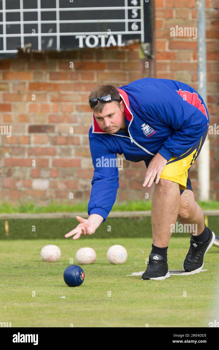 Wayne Willgress giocatore di prato e bocce al coperto che gioca in una partita della contea allo Staniforth Bowls Club, Thetford, Regno Unito Foto Stock