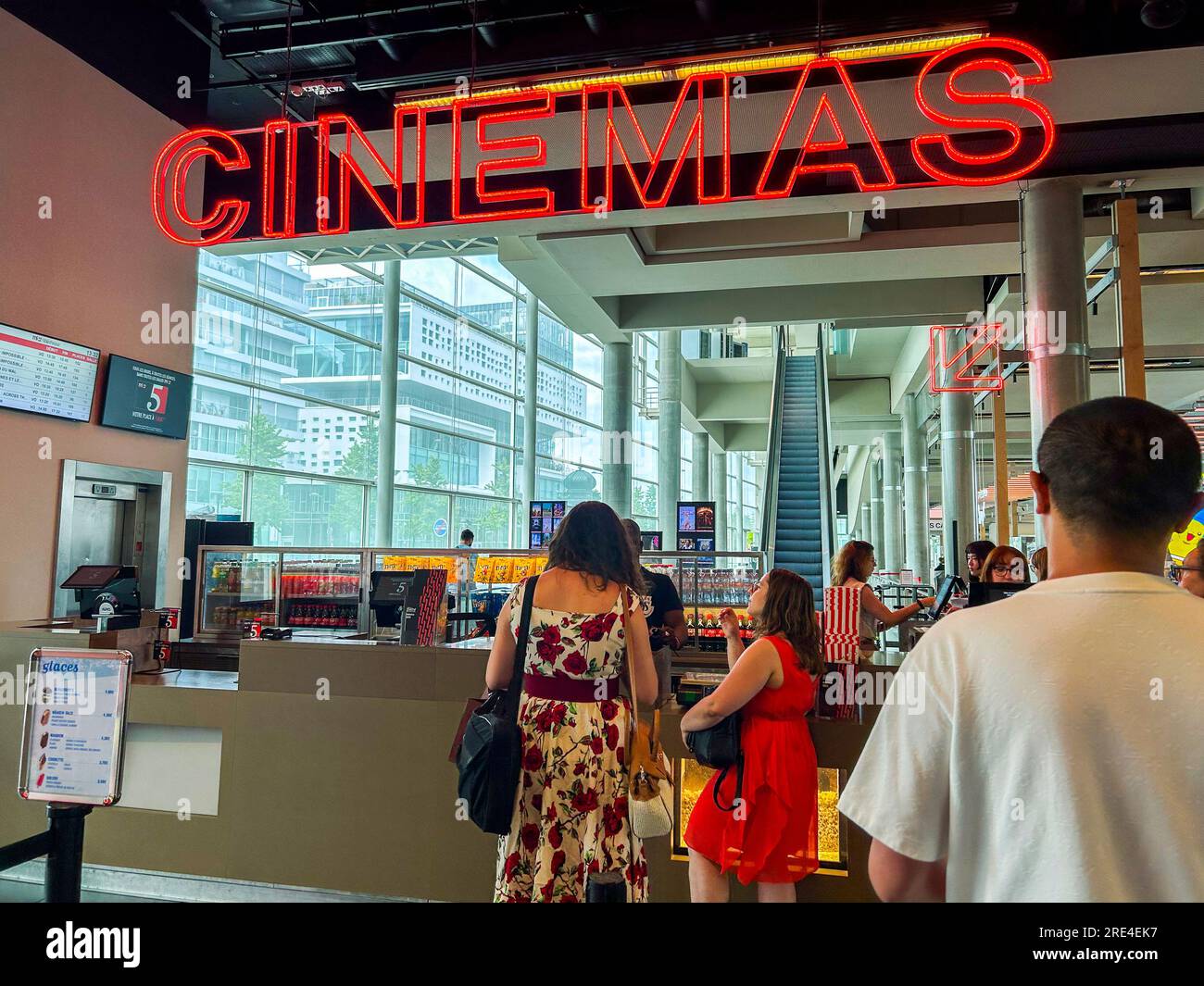 Parigi, Francia, piccola folla, da dietro, in coda, in attesa di acquistare i biglietti, visita al cinema francese all'interno, alla Bibliotheque MK2, alla sala, al cartello Neon, al corridoio della hall del cinema Foto Stock