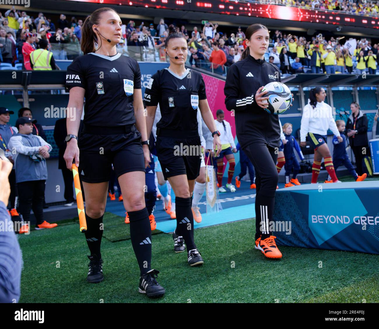 Sydney, Australia. 25 luglio 2023. Gli arbitri camminano sul campo durante la Coppa del mondo femminile FIFA 2023 tra Colombia e Repubblica di Corea al Sydney Football Stadium il 25 luglio 2023 a Sydney, Australia credito: IOIO IMAGES/Alamy Live News Foto Stock