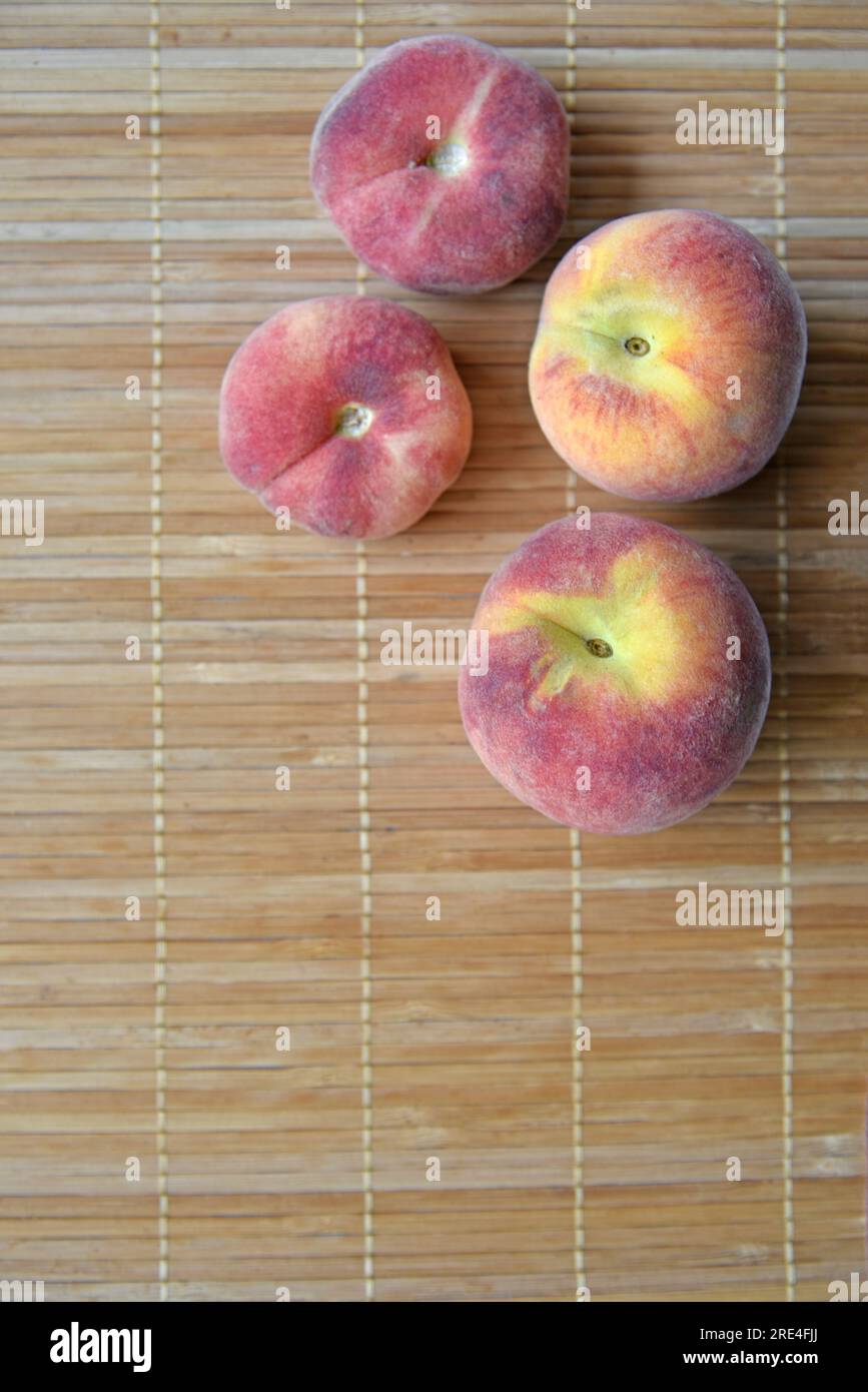 Primi piani di pesche deliziose e succulente su un tappetino. Cibo vegetariano. Foto Stock