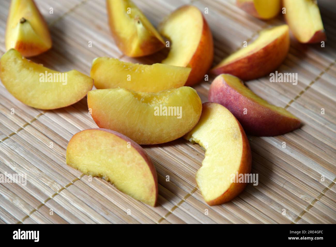 Molte fette di albicocca tritate sul tappetino. Cibo sano. Foto Stock