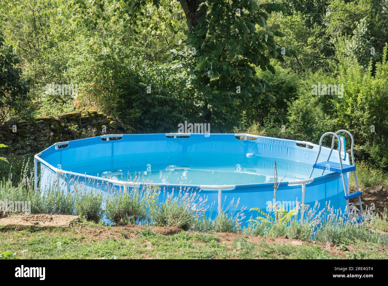 Piscina rotonda in plastica nel cortile di casa di campagna Foto Stock
