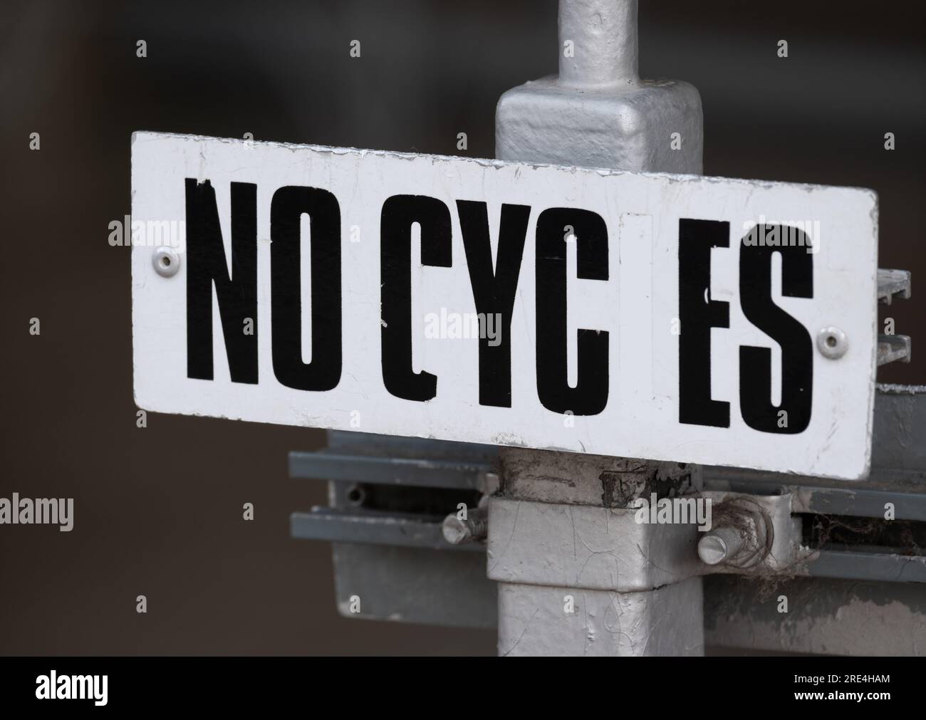 Nessun segno di cicli con la lettera L. mancante Foto Stock