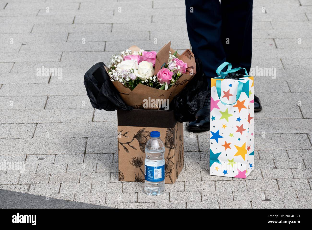 Fiori e borsa regalo per la cerimonia di laurea della Warwick University, Regno Unito Foto Stock