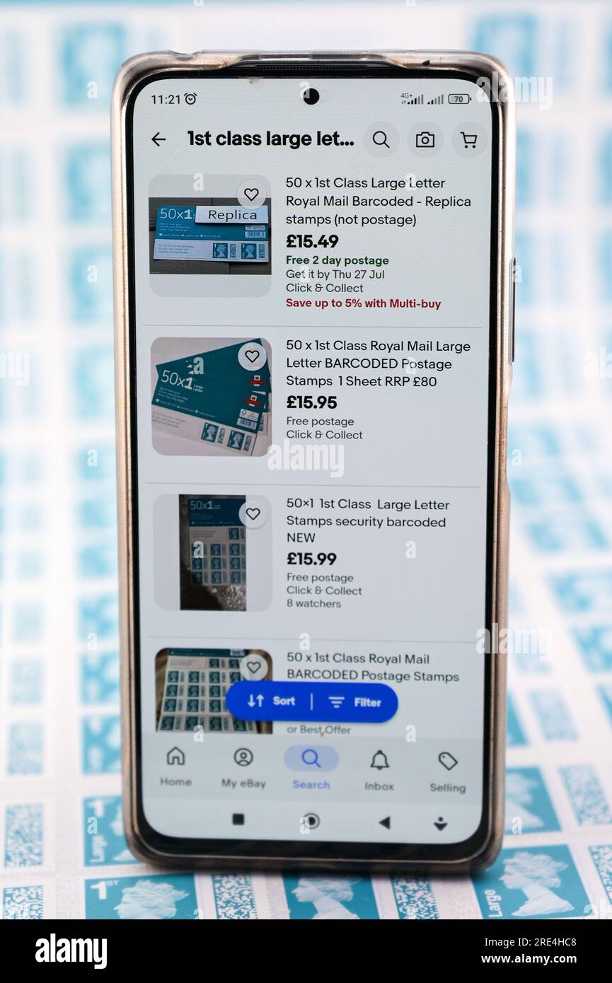 Inghilterra, 25 luglio 2023: Francobolli contraffatti con codice a barre della Royal mail in vendita attraverso il sito web di aste online, eBay, a partire da 15,00 sterline (GBP). Solo una piccola quantità di venditori dichiara che gli articoli in vendita sono repliche e non possono essere utilizzati come francobolli. - I francobolli contraffatti con codice a barre della Royal mail sono in vendita su eBay ad una frazione del prezzo reale. I fogli di 50 francobolli sono in vendita a partire da 15 sterline (GBP) e, per un occhio insospettabile, sembrano reali. Tuttavia, sotto la luce UV, si possono notare piccole differenze. Credito: Stop Press Media/Alamy Live News Foto Stock