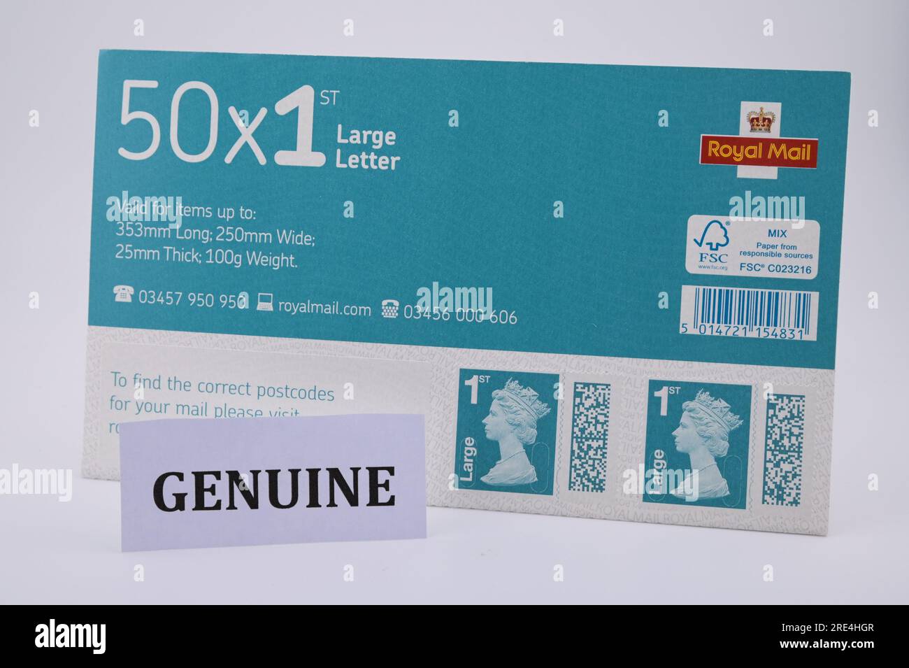 Inghilterra, 25 luglio 2023: Francobolli originali Royal mail 1st Class Large Letter Stamps - i francobolli contraffatti Royal mail con codice a barre sono in vendita su eBay ad una frazione del prezzo originale. I fogli di 50 francobolli sono in vendita a partire da 15 sterline (GBP) e, per un occhio insospettabile, sembrano reali. Tuttavia, sotto la luce UV, si possono notare piccole differenze. Credito: Stop Press Media/Alamy Live News Foto Stock