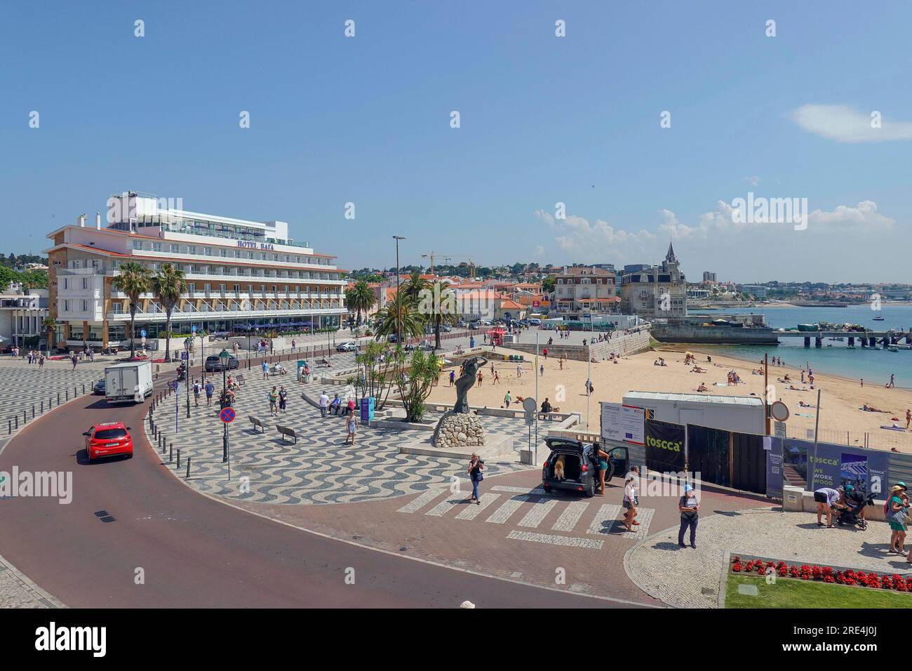 Portogallo, Cascais (Lisbona) - la città di mare è un'importante destinazione turistica. Prendetevi il sole sulla spiaggia di Cascais con l'Hotel Baia ove a tre stelle Foto Stock
