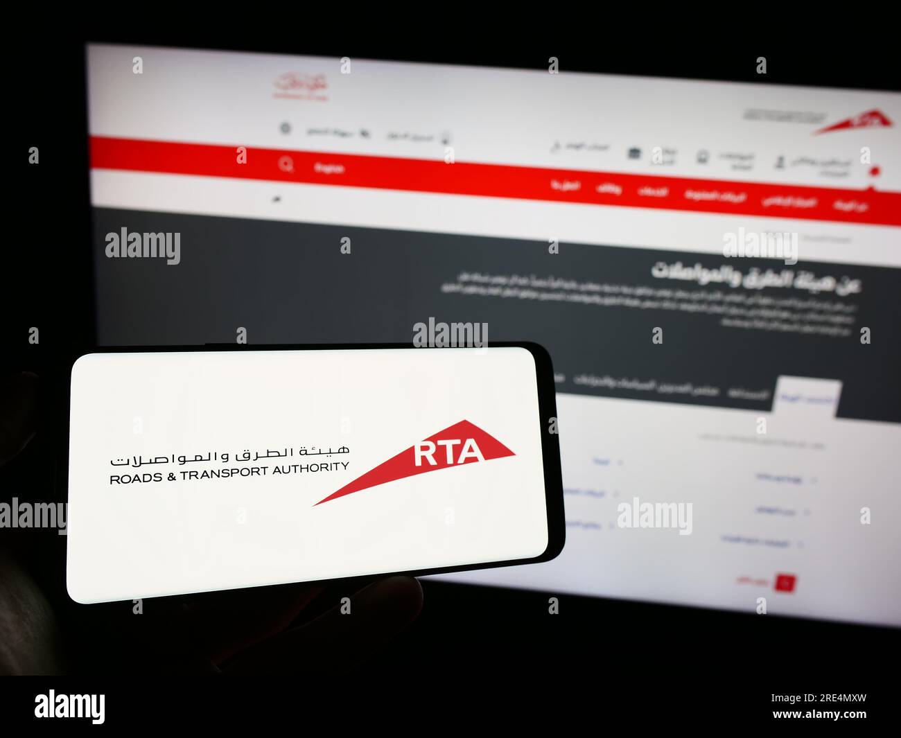 Persona che possiede un telefono cellulare con il logo della Emirati Roads and Transport Authority (RTA) sullo schermo davanti alla pagina Web. Concentrarsi sul display del telefono. Foto Stock