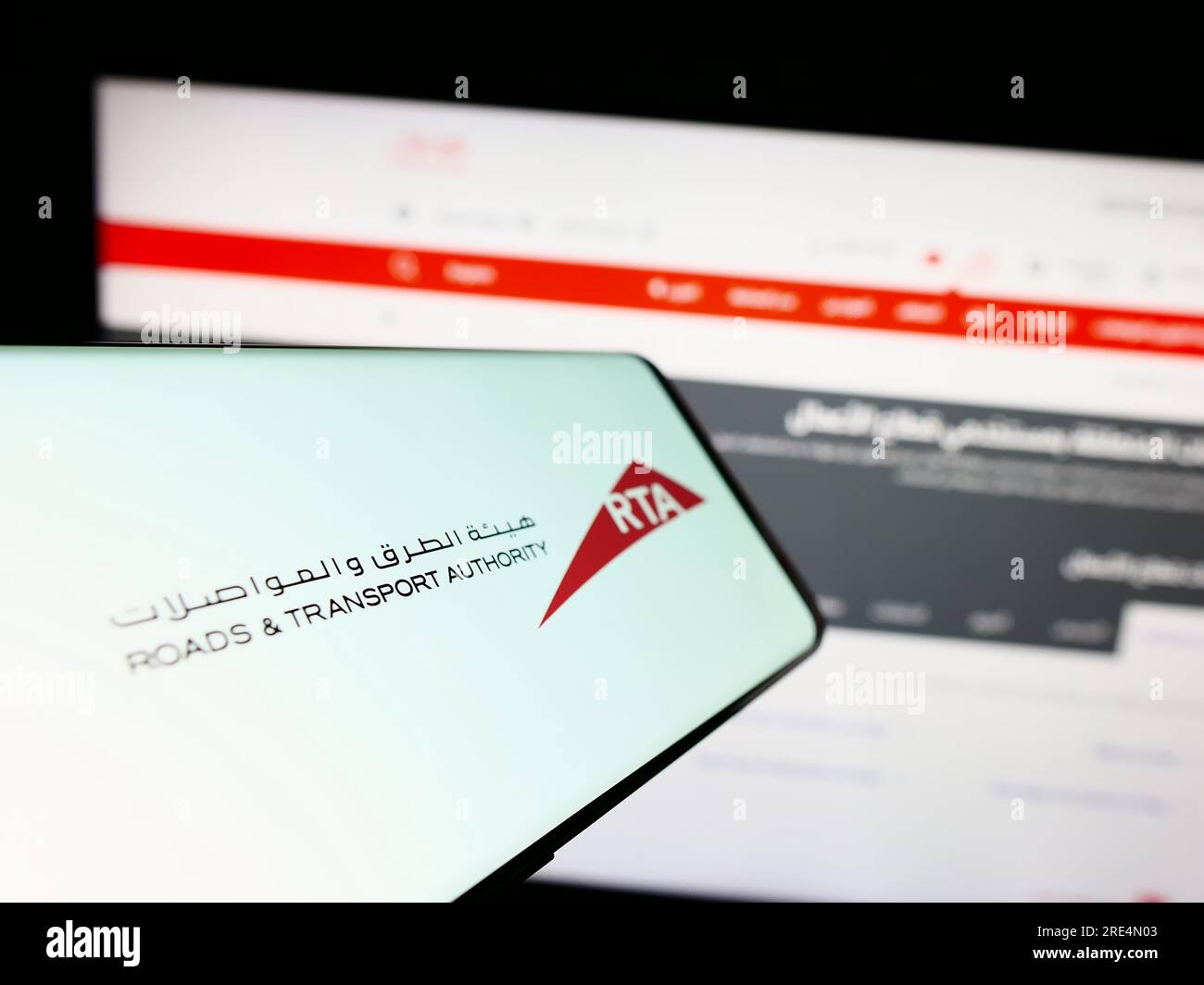 Telefono cellulare con il logo della Emirati Roads and Transport Authority (RTA) sullo schermo davanti al sito Web. Concentrarsi sul centro del display del telefono. Foto Stock