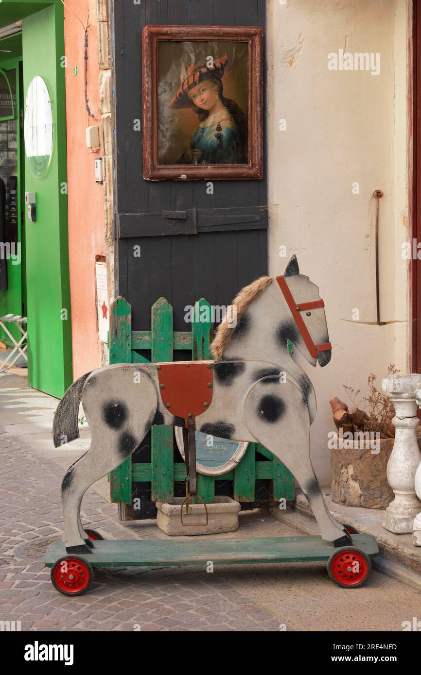 Fuori da un negozio a l'Isle-sur-la-Sorgue, Provence, Francia Foto Stock