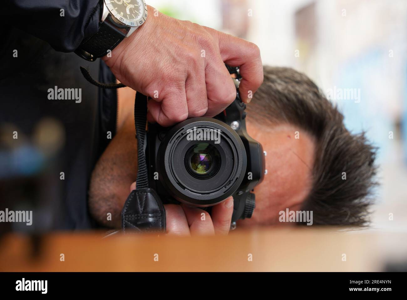 Fotografo che scatta foto con la sua macchina fotografica per le strade di Lubiana Foto Stock